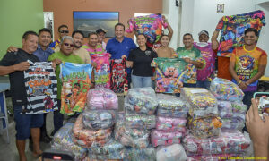 Leia mais sobre o artigo Prefeitura de Parintins entrega abadás aos blocos das chaves Irreverentes e Especiais do Carnailha 2025