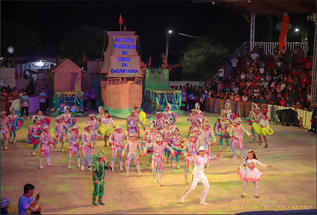 O 20º Festival Folclórico do Mocambo do Arari em Parintins iniciou com espetáculos de pássaros como Pavão Misterioso e Jaçanã, e quadrilhas como Unidos do Bairro de Lourdes e Namorando na Roça, valorizando a rica cultura local.