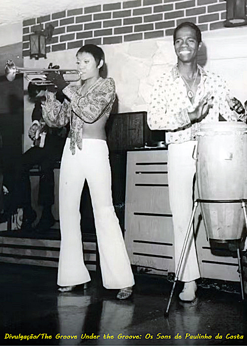 No início da carreira na década de 60 o músico percussionista Paulinho da Costa com a cantora Alcione na foto tocando trompete