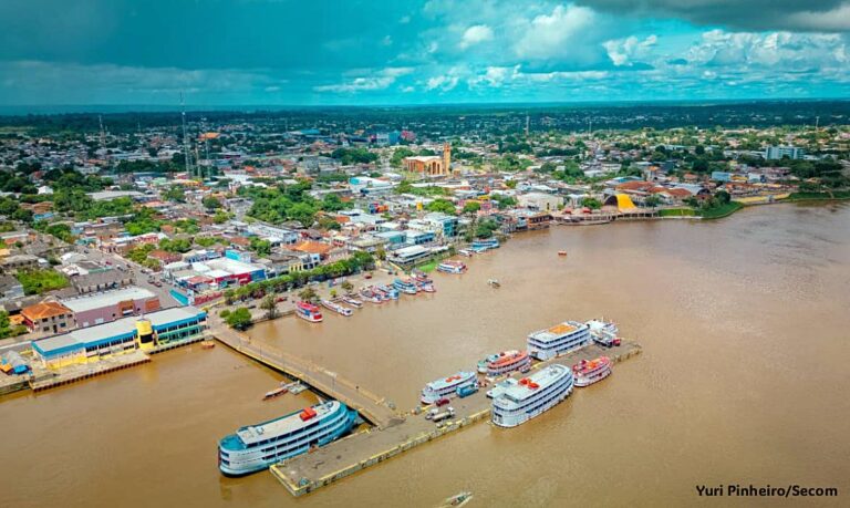 A cidade de Parintins, localizada no Baixo Rio Amazonas já está em clima festivo para a Copa do Mundo e o 59° Festival Folclórico de Parintins.