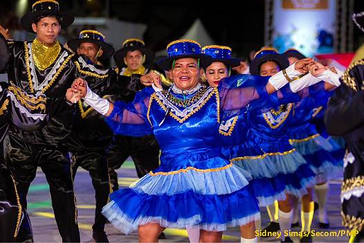 A segunda noite da 59ª edição das Festividades Folclóricas de Parintins foi marcada pelo brilho e pela empolgação de oito grupos de dança das chaves C e D. O evento, realizado no Anfiteatro Sila Marçal, contou com apresentações rimadas pelo regulamento de até 30 minutos por grupo. Entre os destaques da noite estavam os grupos Discípulos de Shaolin, Filhos de Hippies, Os Originais do Folclore e Dança Portuguesa. O prefeito Mateus Assayag esteve presente e enfatizou o compromisso da gestão municipal em valorizar essas ricas expressões culturais que moldam a identidade local. Ruan Octávio, representante do Ministério da Cultura, também elogiou o evento e defendeu que Parintins seja reconhecida como a capital nacional da cultura popular. O presidente da Associação de Quadrilhas, Reinaldo de Souza, celebrou o sucesso das coreografias e indumentárias apresentadas na arena.