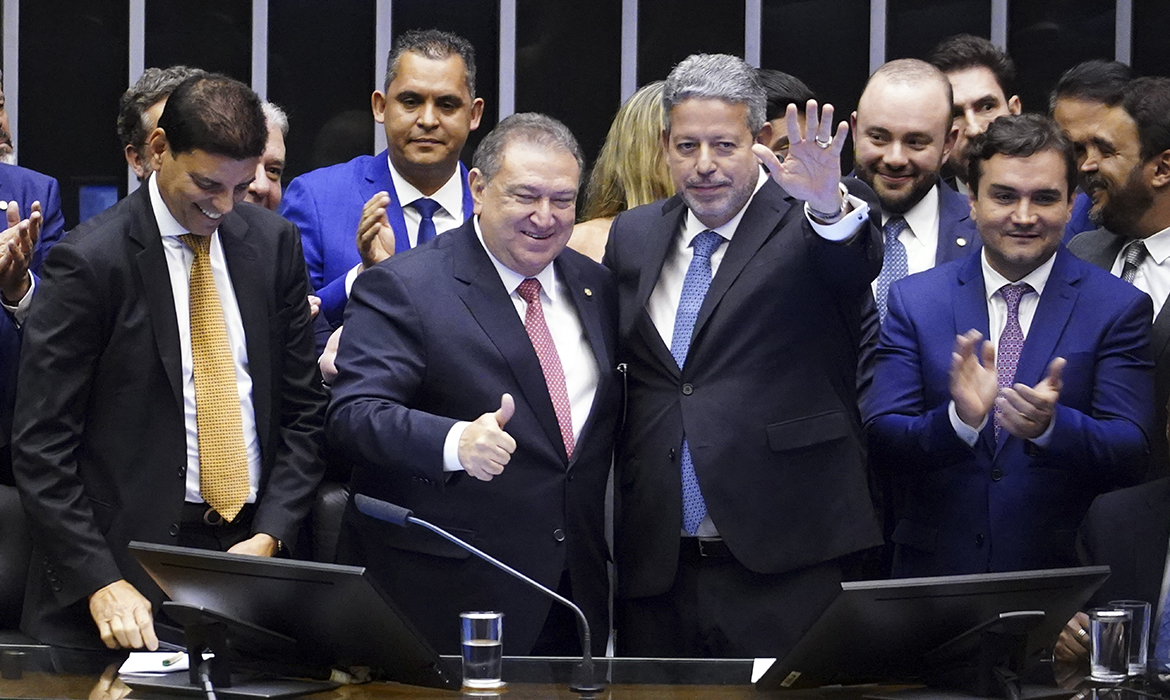 Arthur Lira é reeleito presidente da Câmara