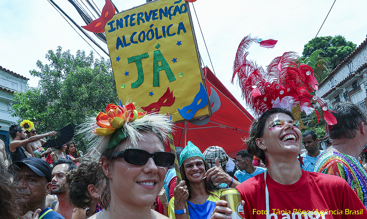 Foliões celebram volta do carnaval do Rio