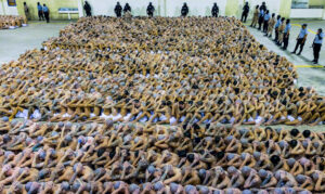 Governo de El Salvador realiza transferência em massa de membros de gangues