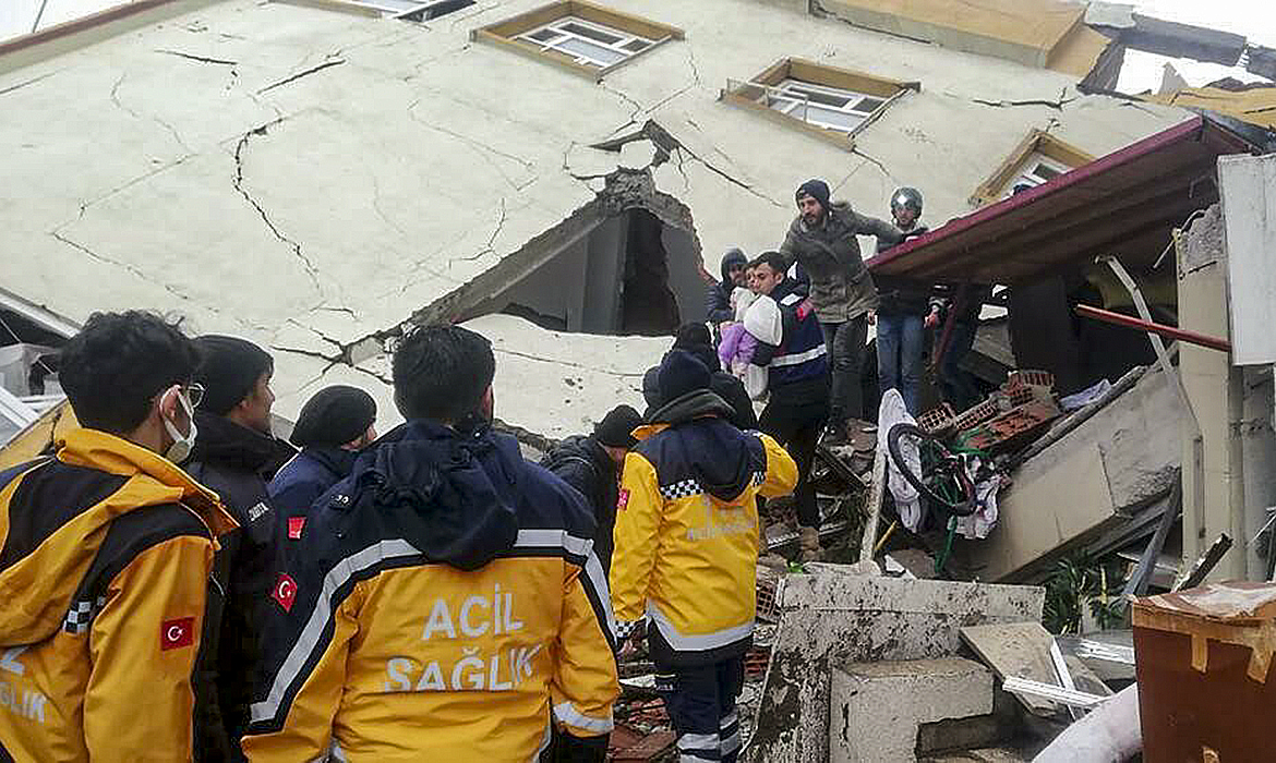 Turquia enfrenta terremoto devastador