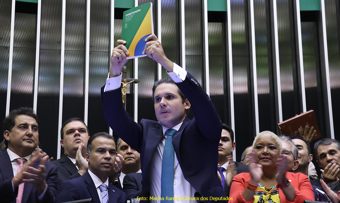 Hugo Motta foi eleito em primeiro turno, com 444 votos e é o mais jovem a presidir a Câmara dos Deputados