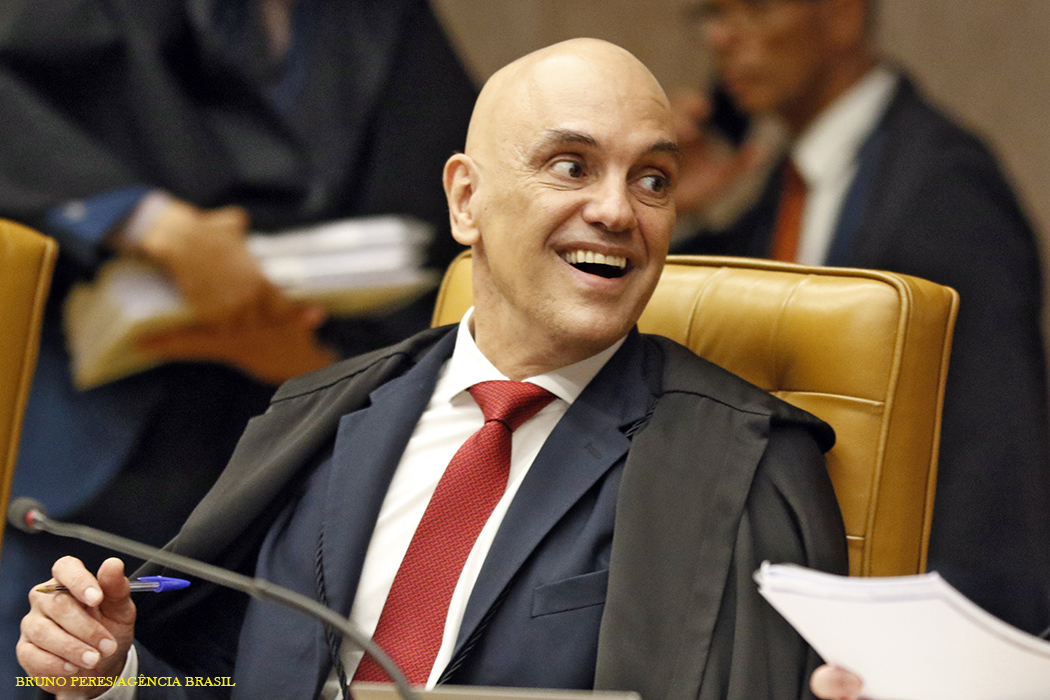 O Escritório de Controle de Ativos Estrangeiros (OFAC) dos EUA sancionou o ministro do STF, Alexandre de Moraes, acusando-o de violar a liberdade de expressão e autorizar prisões arbitrárias. A sanção se baseia na Lei Magnitsky e bloqueia bens de Moraes nos EUA, citando o julgamento da tentativa de golpe e decisões contra mídias sociais ligadas a Trump. O governo dos EUA ecoa a versão de Jair Bolsonaro, que se diz perseguido. Analistas alertam que a extrema-direita distorce a realidade judicial brasileira, e especialistas em direito constitucional destacam que a liberdade de expressão no Brasil tem limites legais para proteger a democracia e outros direitos.