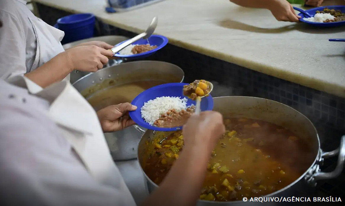 O Brasil saiu novamente do Mapa da Fome da ONU em 28 de julho, com menos de 2,5% da população em risco de subnutrição, segundo relatório da FAO. Essa conquista, anunciada na 2ª Cúpula de Sistemas Alimentares da ONU, reflete dados de 2022 a 2024. O presidente Lula e o ministro Wellington Dias celebraram o feito, atribuindo-o às políticas públicas do Plano Brasil Sem Fome. Esta é a segunda vez que o governo Lula tira o país dessa condição, após um retrocesso em 2018.