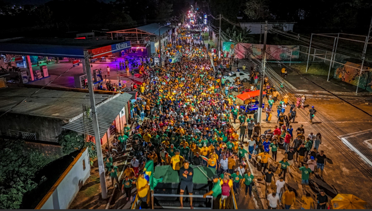 No domingo, 27 de julho, Parintins sediou a 16ª Marcha Para Jesus, um evento religioso que reuniu cerca de 40 mil pessoas em um percurso de oito ruas e bairros. Organizada pela Apalepin com apoio da Prefeitura, a marcha demonstrou a fé evangélica com cantos e orações, destacando o tema "Que Ele cresça e eu diminua". Prefeito e vice-prefeita, Mateus Assayag e Vanessa Gonçalves, participaram, ressaltando a importância do evento para a renovação da fé e a busca por uma cidade mais próspera. A caminhada culminou com shows e pregação no Anfiteatro Sila Marçal.