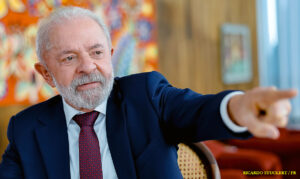 O presidente Lula emitiu uma nota oficial na quarta-feira (30), defendendo a soberania e democracia do Brasil contra as ações dos EUA, que sancionaram o ministro Alexandre de Moraes e impuseram tarifas a produtos brasileiros. Lula expressou solidariedade a Moraes, criticando a interferência e a motivação política das medidas americanas. Ele reiterou que a independência do Judiciário e a legislação brasileira não são negociáveis. O governo brasileiro já avalia os impactos econômicos e prepara ações de proteção, mantendo a disposição para negociações estritamente comerciais.