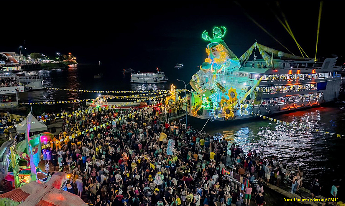 Milhares de devotos celebraram a Romaria das Águas em Parintins, saudando a chegada fluvial da imagem de Nossa Senhora do Carmo. O evento, que contou com a participação do prefeito Mateus Assayag e da vice-prefeita Vanessa Gonçalves, é uma marcante manifestação de fé e cultura. A romaria, que partiu de Manaus e percorreu o Rio Amazonas com uma escultura de 15 metros, homenageou este ano o artista Juarez Lima, falecido em 2024, criador da tradição que já dura 16 anos.