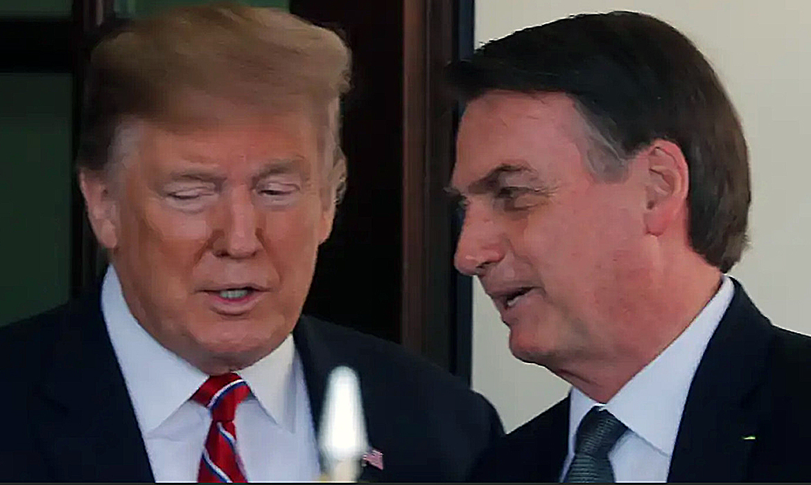 Donald Trump impõe tarifa de 50% sobre produtos brasileiros a partir de 1º de agosto, alegando "caça às bruxas" contra Bolsonaro no Brasil. Lula responde com a Lei de Reciprocidade Econômica, defendendo a soberania brasileira e rebatendo as alegações comerciais de Trump. A medida gera repercussão internacional, com jornais como The New York Times, The Washington Post, The Guardian e El País destacando a escalada da tensão e as implicações econômicas e diplomáticas. A imprensa global enfatiza o apoio de Trump a Bolsonaro e a promessa de retaliação do Brasil.